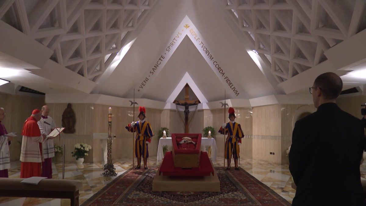 El ritual de las exequias del Papa.