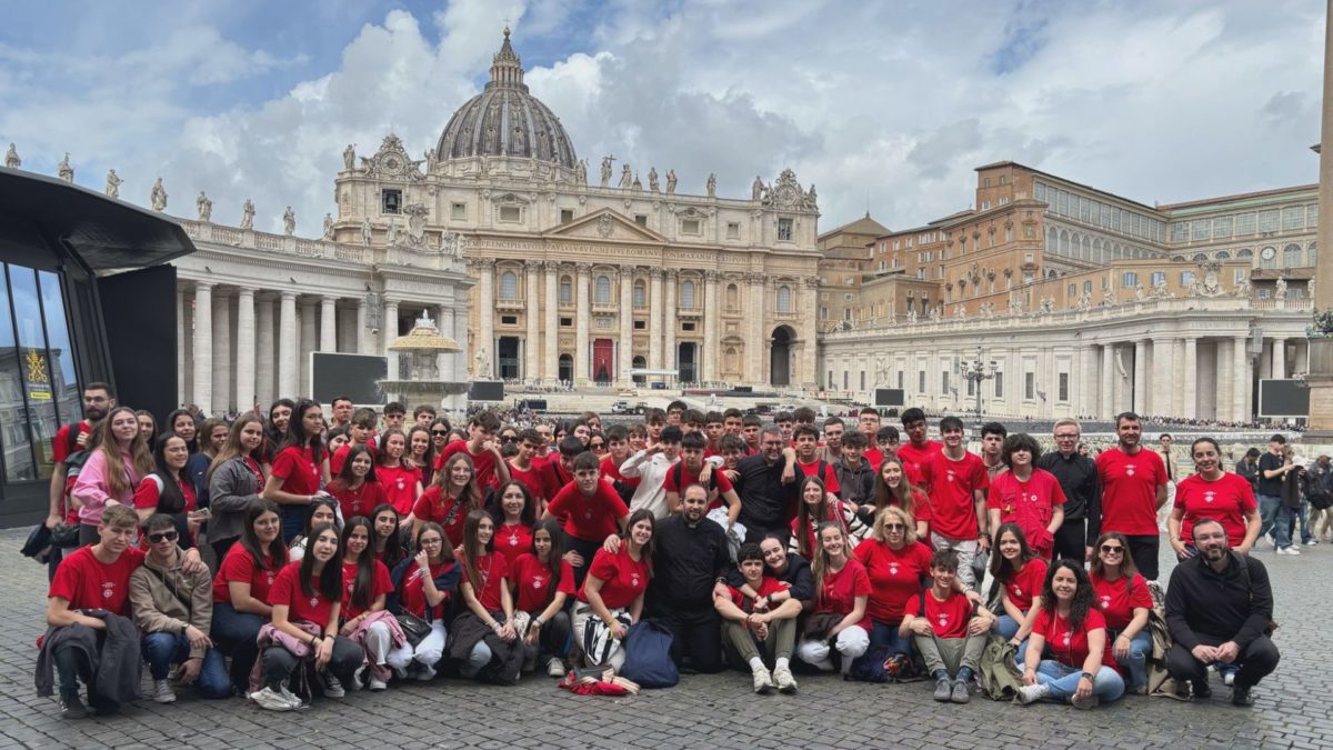 El colegio dicoesano de Santa Clara visita la capilla ardiente del papa Francisco