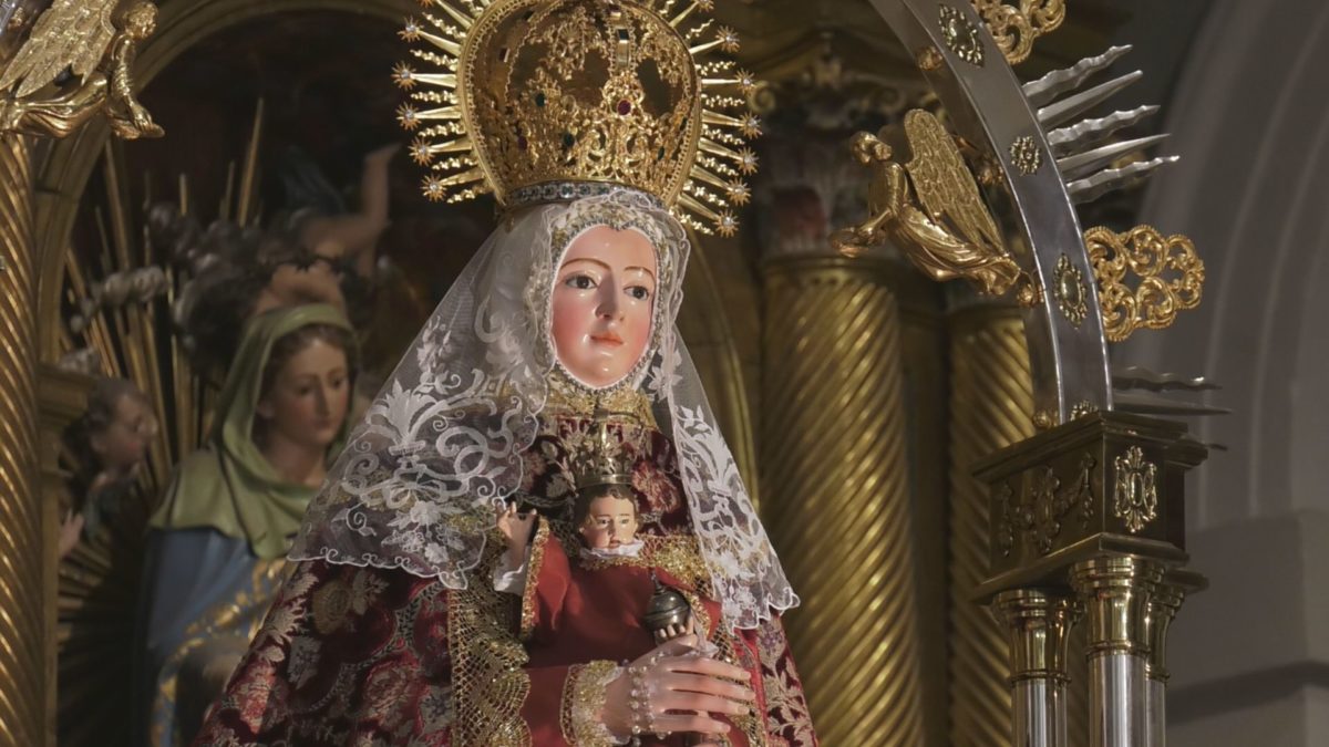 La Virgen de Monte Sión estrena manto con motivo de su salida procesional en Pentecostés
