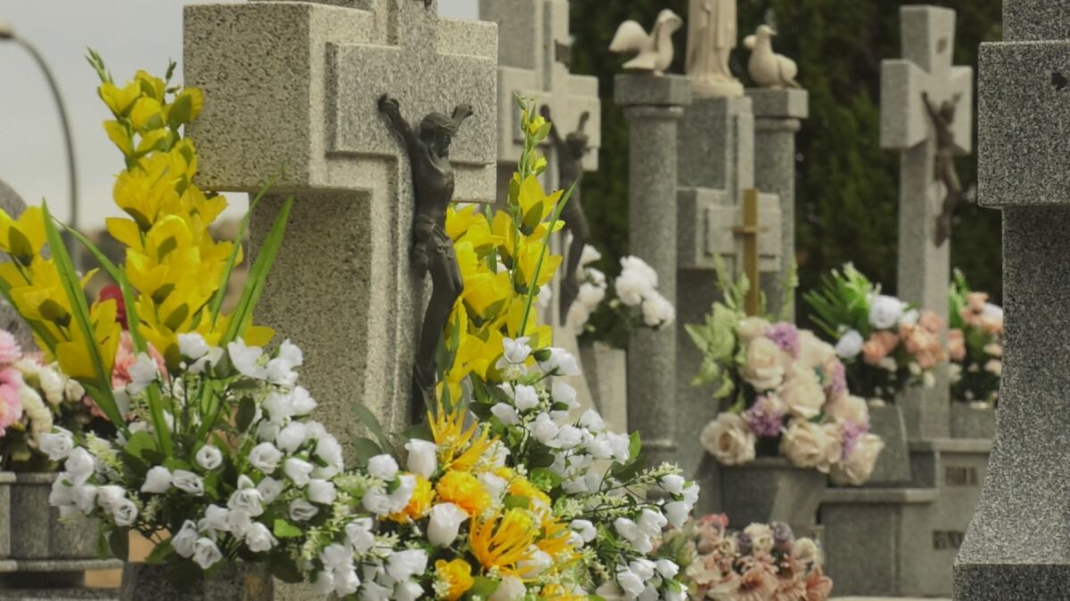 La Iglesia celebra a los fieles difuntos y a todos los santos