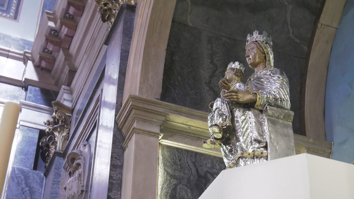 La última restauración de la Virgen del Sagrario en 1976